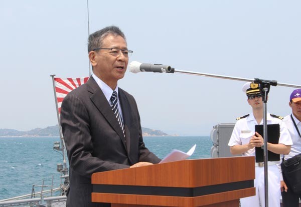 The Japanese ambassador to Vietnam Fukade Hiroshi reads greeting letter of Japanese Defense Minister on this occasion. The Japanese ambassador to Vietnam Fukade Hiroshi reads greeting letter of Japanese Defense Minister on this occasion.