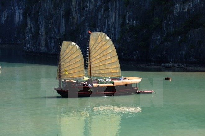 A ship travels in Ha Long Bay (Photo: VNA) A ship travels in Ha Long Bay (Photo: VNA)