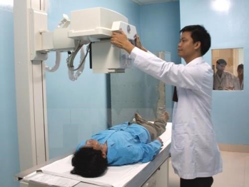A patient gets cancer check-up at hospital. Việt Nam has about 150,000 new cancer patients, and more than 75,000 people die of cancer each year. — VNA/VNS Photo A patient gets cancer check-up at hospital. Việt Nam has about 150,000 new cancer patients, and more than 75,000 people die of cancer each year. — VNA/VNS Photo