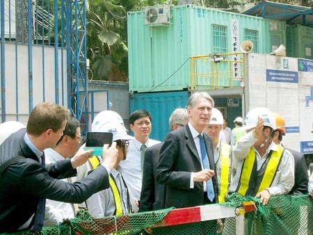 The U. K Minister of Foreign Affairs and city leaders visit construction site of Metro Routes No.1. (Photo: SGGP) The U. K Minister of Foreign Affairs and city leaders visit construction site of Metro Routes No.1. (Photo: SGGP)