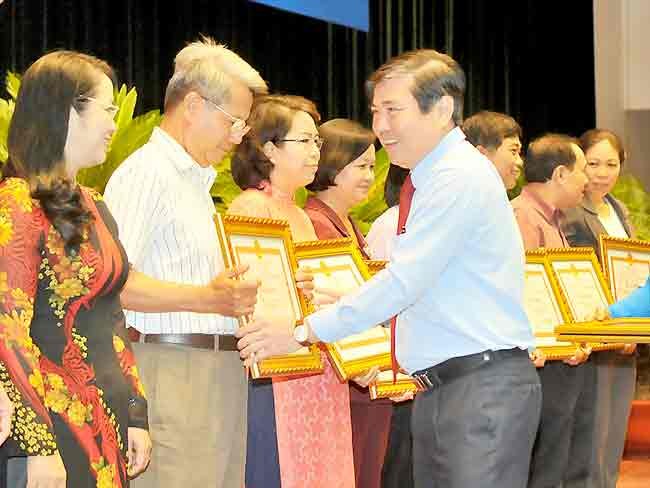 Chairman Nguyen Thanh Phong awards certificates of merit to winners of the patriotic emulation movements and commendation 2015 (Photo: SGGP) Chairman Nguyen Thanh Phong awards certificates of merit to winners of the patriotic emulation movements and commendation 2015 (Photo: SGGP)