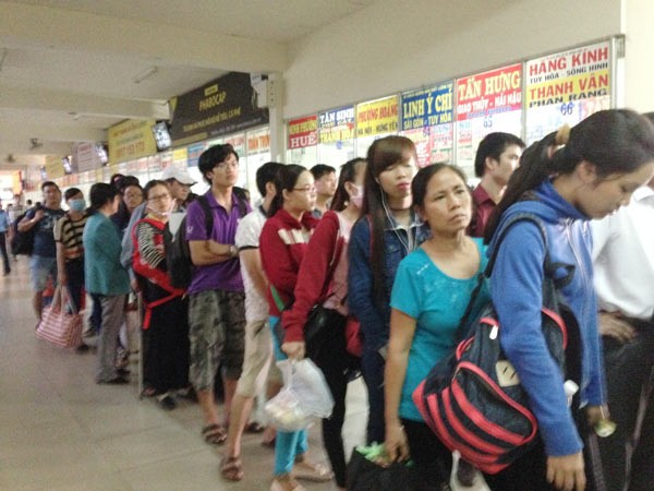 Passengers queue up to buy tickets at Mien Dong coach station on April 16 (Photo: SGGP) Passengers queue up to buy tickets at Mien Dong coach station on April 16 (Photo: SGGP)