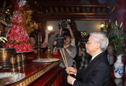 Party General Secretary Nguyễn Phú Trọng offers incense to commemorate the Hùng Kings at Kính Thiên palace of the Hùng Temple historical relic site in northern Phú Thọ Province today. (Photo: VNA/VNS) Party General Secretary Nguyễn Phú Trọng offers incense to commemorate the Hùng Kings at Kính Thiên palace of the Hùng Temple historical relic site in northern Phú Thọ Province today. (Photo: VNA/VNS)
