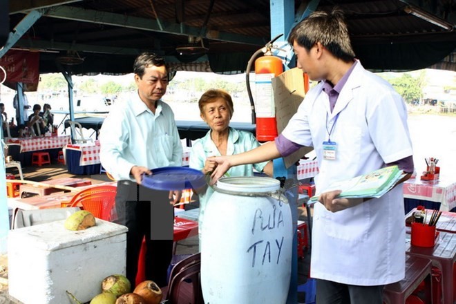 Health workers popularise measures to prevent Zika virus (Photo: VNA) Health workers popularise measures to prevent Zika virus (Photo: VNA)