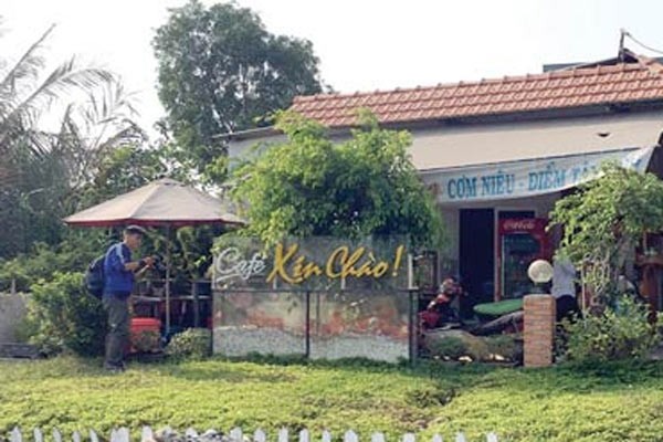 The cafe shop locates in front of the police station in Binh Chanh district (Photo: SGGP) The cafe shop locates in front of the police station in Binh Chanh district (Photo: SGGP)