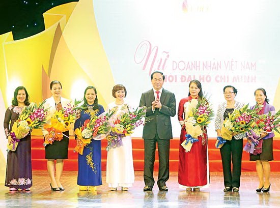 Vietnamese State President Tran Dai Quang offers flowers to female enterpreneurs. (Photo:SGGP) Vietnamese State President Tran Dai Quang offers flowers to female enterpreneurs. (Photo:SGGP)