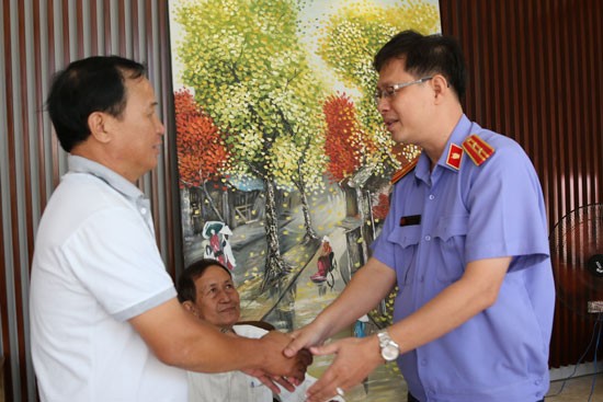Deputy head of the Binh Chanh district People’s Procuracy Vo Gia Binh (R) gives the decision to suspend criminal charge against coffee shop owner Nguyen Van Tan on April 24 (Photo: SGGP) Deputy head of the Binh Chanh district People’s Procuracy Vo Gia Binh (R) gives the decision to suspend criminal charge against coffee shop owner Nguyen Van Tan on April 24 (Photo: SGGP)