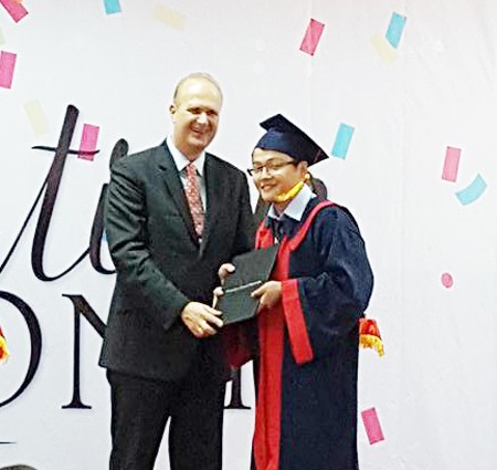 Vietnamese student receives a bachelor's degree of VGU(Photo:Huyen Huong) Vietnamese student receives a bachelor's degree of VGU(Photo:Huyen Huong)