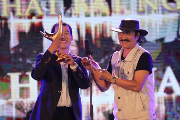Musician Mew Amazing (Duc Hung) (L) receives an award. (Photo: Sggp) Musician Mew Amazing (Duc Hung) (L) receives an award. (Photo: Sggp)