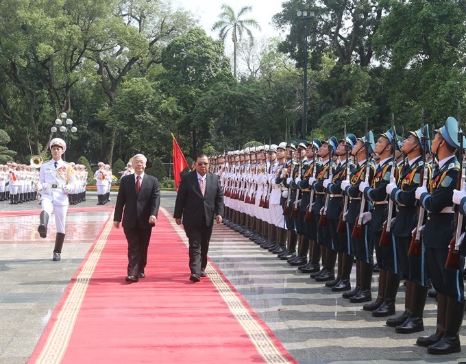 Party General Secretary Nguyễn Phú Trọng (left) and General Secretary of the Lao People’s Revolutionary Party and President of Laos Bounnhang Volachith review the Vietnamese guards of honour in Hà Nội. – VNA/VNS Photo Trí Dũng Party General Secretary Nguyễn Phú Trọng (left) and General Secretary of the Lao People’s Revolutionary Party and President of Laos Bounnhang Volachith review the Vietnamese guards of honour in Hà Nội. – VNA/VNS Photo Trí Dũng