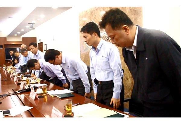 Leaders of Hung Nghiep Formosa Ha Tinh Company (FHS) apologize the Vietnamese government and people for an exec’s challenging statement related to the mass death of fish in the north central region (Photo: SGGP) Leaders of Hung Nghiep Formosa Ha Tinh Company (FHS) apologize the Vietnamese government and people for an exec’s challenging statement related to the mass death of fish in the north central region (Photo: SGGP)