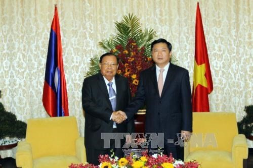 HCM City Party Committee Dinh La Thang (R) and Lao Party General Secretary Bounnhang Volachith (Source: VNA) HCM City Party Committee Dinh La Thang (R) and Lao Party General Secretary Bounnhang Volachith (Source: VNA)