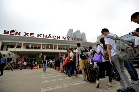 Thousands of young people flock to bus station to return hometown on national holiday -SGGP Thousands of young people flock to bus station to return hometown on national holiday -SGGP