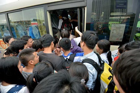 Thousands of young people flock to bus station to return hometown on national holiday -SGGP Thousands of young people flock to bus station to return hometown on national holiday -SGGP