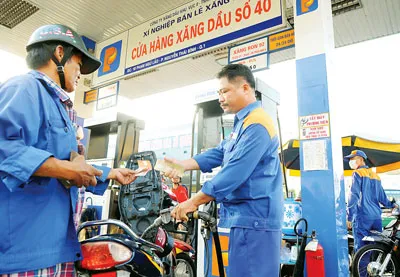 Giá xăng tiếp tục tăng hơn 500 đồng/lít