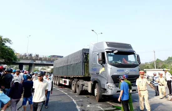 Xe đầu kéo bo cua, một người chết