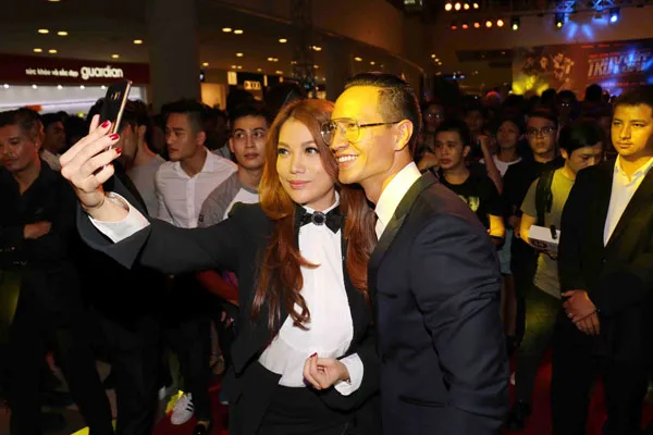 "Truy sát" ra mắt, Trương Ngọc Ánh và Kim Lý được fan vây kín ảnh 3 "Truy sát" ra mắt, Trương Ngọc Ánh và Kim Lý được fan vây kín ảnh 3