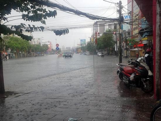 First rains pour down Can Tho city on Sunday, bringing fresh air to the city. (Photo:SGGP)