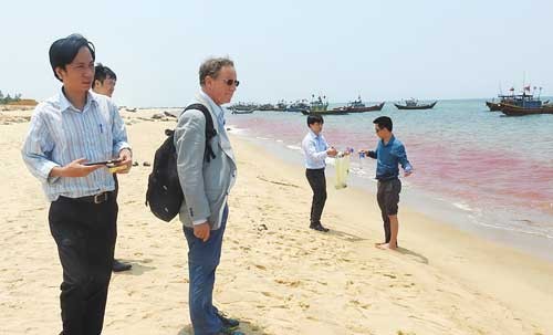 Inspection delegation takes the test result at beach. (Photo: SGGP) Inspection delegation takes the test result at beach. (Photo: SGGP)