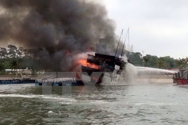 Firefighting efforts for ship QN 6299 (Source VNA) Firefighting efforts for ship QN 6299 (Source VNA)