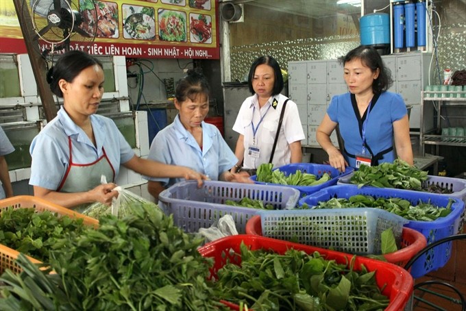 A food safety inspection team of Hà Nội checks vegetable quality at a restaurant in Thanh Xuân District. The PM has urged ministries and localities to improve food safety management. (Photo: VNA/VNS) A food safety inspection team of Hà Nội checks vegetable quality at a restaurant in Thanh Xuân District. The PM has urged ministries and localities to improve food safety management. (Photo: VNA/VNS)