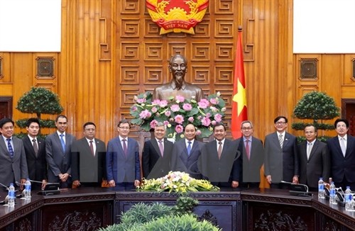 Prime Minister Nguyễn Xuân Phúc (sixth, right) receives ASEAN ambassadors yesterday in Hà Nội. — VNA/VNS Photo Thống Prime Minister Nguyễn Xuân Phúc (sixth, right) receives ASEAN ambassadors yesterday in Hà Nội. — VNA/VNS Photo Thống