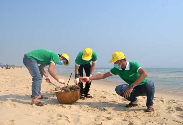 Young people collect garbage at beaches Photo:SGGP Young people collect garbage at beaches Photo:SGGP