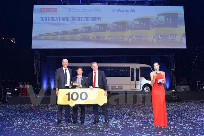 100 orders for ROSA buses have been made shortly after Mercedes-Benz introduced the model in Vietnam (Photo: VNA) 100 orders for ROSA buses have been made shortly after Mercedes-Benz introduced the model in Vietnam (Photo: VNA)