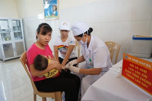A baby gets Quinvaxem vaccine under the the National Expanded Programme on Immunisation (EPI) in Quảng Bình Commune Health Clinic, Quảng Xương District, Thanh Hóa Province. – VNS/Photo Thanh Hải A baby gets Quinvaxem vaccine under the the National Expanded Programme on Immunisation (EPI) in Quảng Bình Commune Health Clinic, Quảng Xương District, Thanh Hóa Province. – VNS/Photo Thanh Hải
