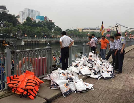 Bags of bio-products gathered at a spot in the canal (Photo: SGGP) Bags of bio-products gathered at a spot in the canal (Photo: SGGP)