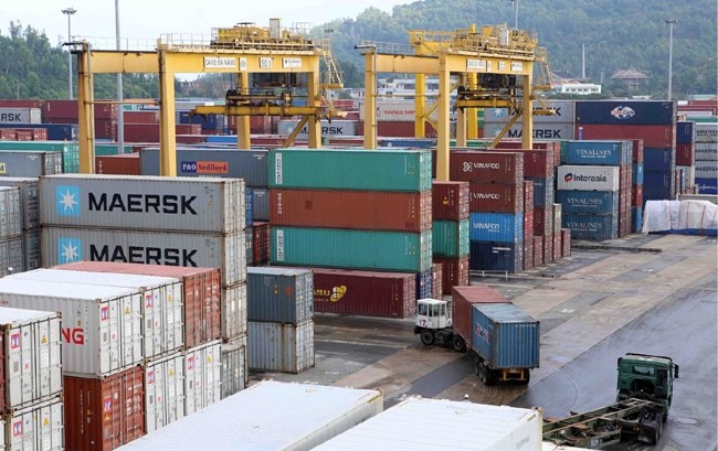 Containers being loaded at Da Nang Port. Local enterprises are implementing restructuring to improve competitiveness in both domestic and foreign markets. — VNA/VNS Photo Tran Le Lam Containers being loaded at Da Nang Port. Local enterprises are implementing restructuring to improve competitiveness in both domestic and foreign markets. — VNA/VNS Photo Tran Le Lam