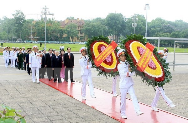 The delegation lays wreaths and pays homage to late President Ho Chi Minh (Photo: VNA) The delegation lays wreaths and pays homage to late President Ho Chi Minh (Photo: VNA)