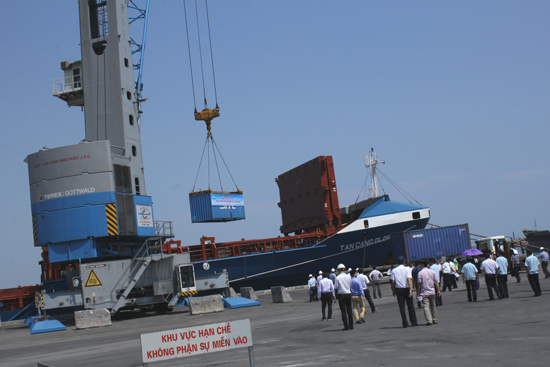The first consignment is loaded into Tan Cang Glory Vessel (Photo: SGGP) The first consignment is loaded into Tan Cang Glory Vessel (Photo: SGGP)