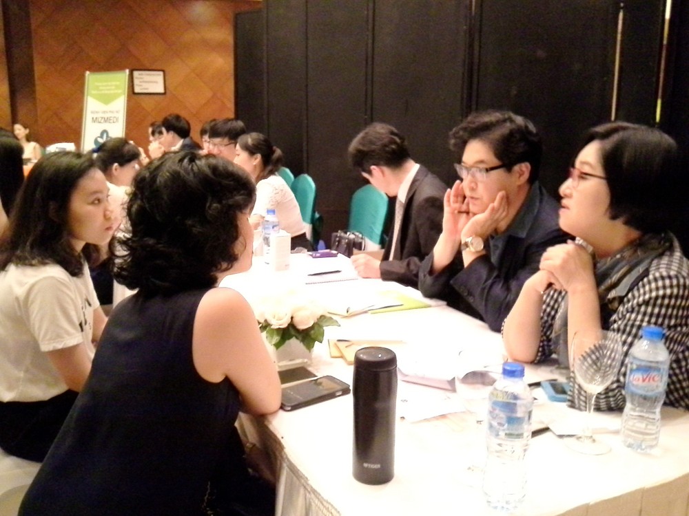 Korean doctors are consulting at the conference Korean doctors are consulting at the conference