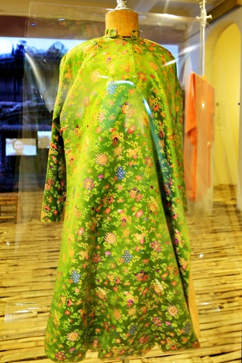 Old, rare áo dài displayed at the exhibition. — VNS Photo Huê Phong Old, rare áo dài displayed at the exhibition. — VNS Photo Huê Phong