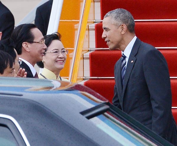 Chairwoman of the city People’s Council Nguyen Thi Quyet Tam and deputy chairman of the city People’s Committee Le Thanh Liem receive President Obama at Tan Son Nhat Airport on May 24th, 2016. (Photo: SGGP) Chairwoman of the city People’s Council Nguyen Thi Quyet Tam and deputy chairman of the city People’s Committee Le Thanh Liem receive President Obama at Tan Son Nhat Airport on May 24th, 2016. (Photo: SGGP)