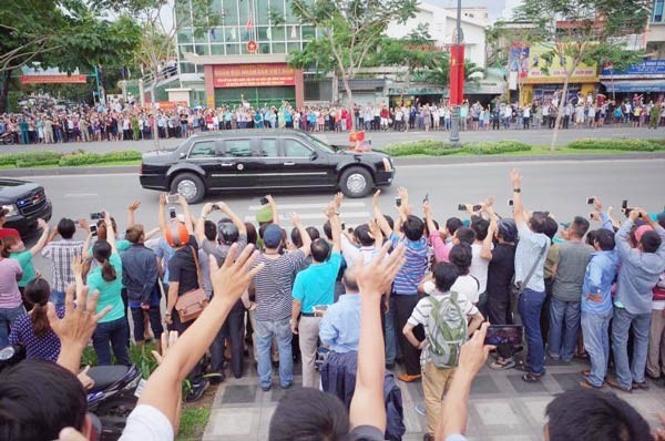 Local citizens welcome Mr. Obama along streets from the airport to District 1 (Photo: SGGP) Local citizens welcome Mr. Obama along streets from the airport to District 1 (Photo: SGGP)