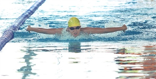 Unbeatable: Nguyễn Diệp Phương Trâm broke two national records at the first day of the National Age Groups Swimming Tournament yesterday. — Photo tapchithethao.vn Unbeatable: Nguyễn Diệp Phương Trâm broke two national records at the first day of the National Age Groups Swimming Tournament yesterday. — Photo tapchithethao.vn