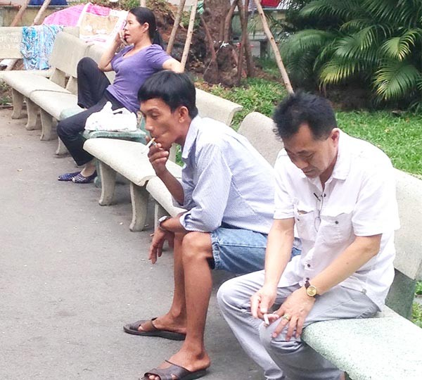 Two smokers puff in People's Gia Dinh Hospital (Photo: SGGP) Two smokers puff in People's Gia Dinh Hospital (Photo: SGGP)