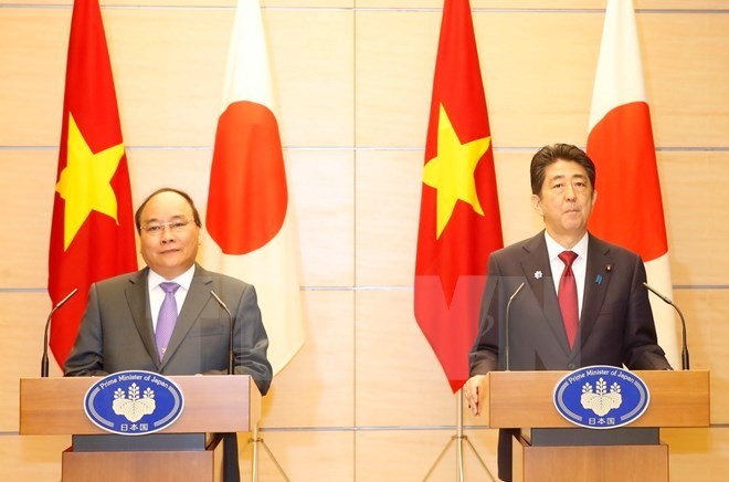 Prime Minister Nguyen Xuan Phuc (L) and his Japanese counterpart Shinzo Abe (Source: VNA) Prime Minister Nguyen Xuan Phuc (L) and his Japanese counterpart Shinzo Abe (Source: VNA)