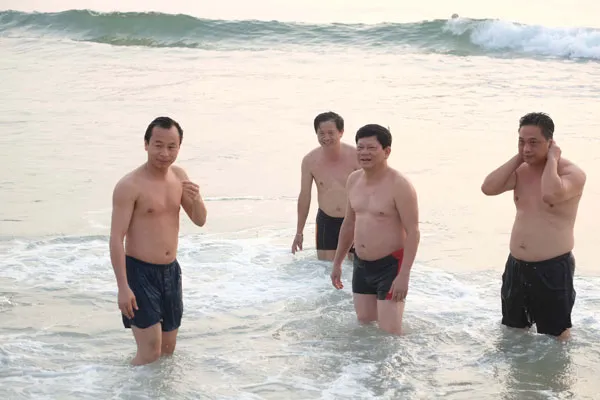 Đà Nẵng: Bí thư Thành ủy, Chủ tịch UBND thành phố tắm biển cùng dân ảnh 3 Đà Nẵng: Bí thư Thành ủy, Chủ tịch UBND thành phố tắm biển cùng dân ảnh 3