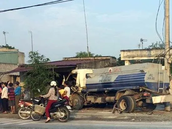 Thanh Hóa: Xe đầu kéo va chạm xe bồn