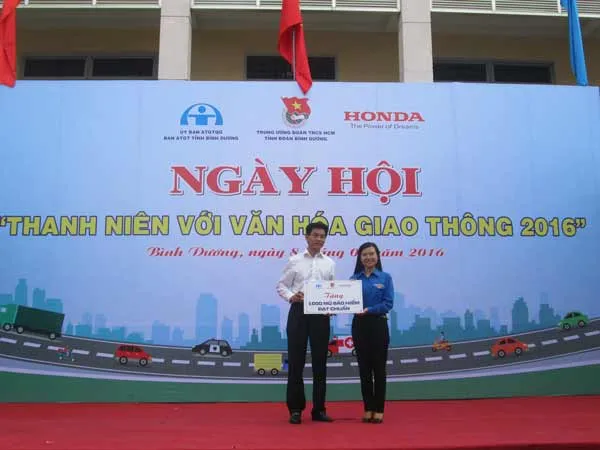 Tặng 1.000 nón bảo hiểm cho đoàn viên thanh niên tỉnh Bình Dương