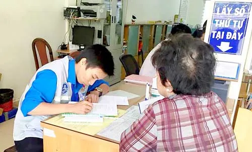 Giúp dân làm giấy tờ hành chính