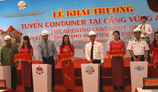 Khai trương tuyến hàng container tại cảng Vũng Áng