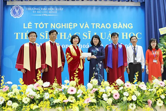 Phó Chủ tịch nước trao bằng tốt nghiệp cho 51 thạc sĩ luật