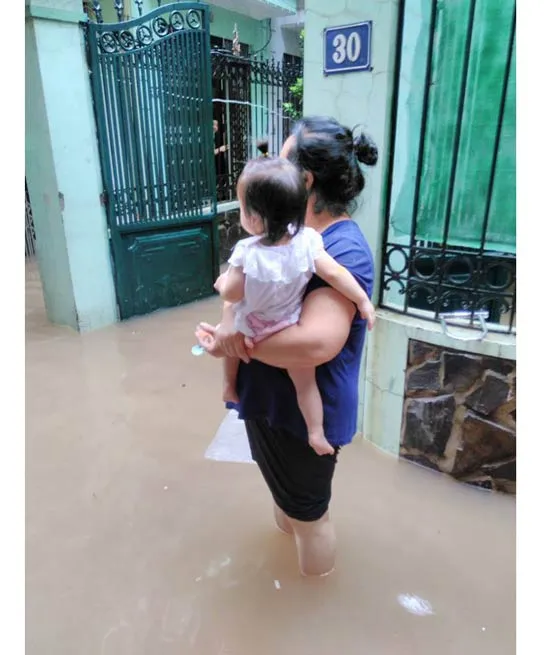 Hà Nội chìm trong biển nước sau đêm mưa lớn ảnh 9