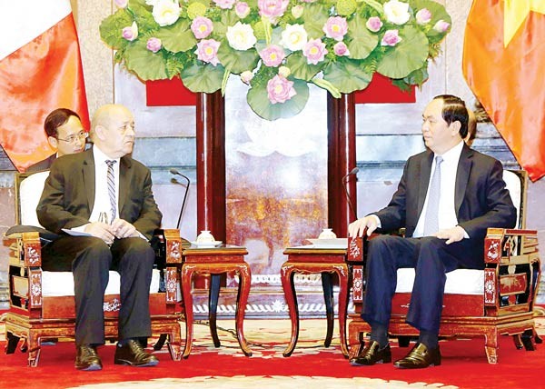 Vietnamese President Tran Dai Quang (R) receives French Defense Minister Jean-Yves Le Drian at Presidential Palace in Hanoi. Vietnamese President Tran Dai Quang (R) receives French Defense Minister Jean-Yves Le Drian at Presidential Palace in Hanoi.
