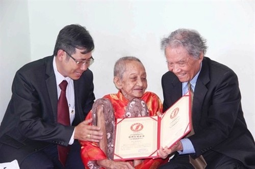 It’s official: Trù is awarded certificate recognising her as Asia’s oldest lady by representatives of the Vietnam Book of Records. — Photo news.zing.vn