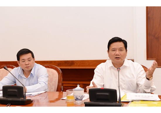HCMC Secretary Dinh La Thang (R) states at the meeting (Photo: SGGP) HCMC Secretary Dinh La Thang (R) states at the meeting (Photo: SGGP)